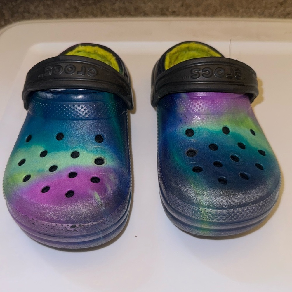 Used toddler tye dye crocs size 9c